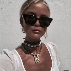 seashell with Gold color necklace chocker must go✅